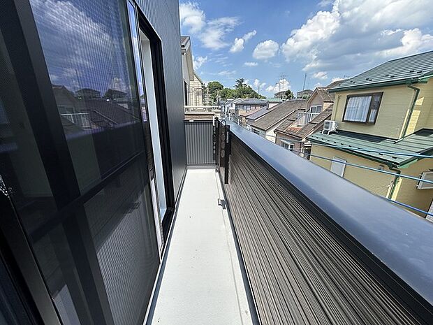 南側のお部屋から出入りできる、奥行きのあるワイドバルコニー。心地よい陽射しと暖かな風を楽しむことが出来ます。 