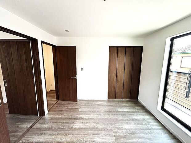 今からここを誰のお部屋にしようか、そんな洋室。大きさは7帖です。