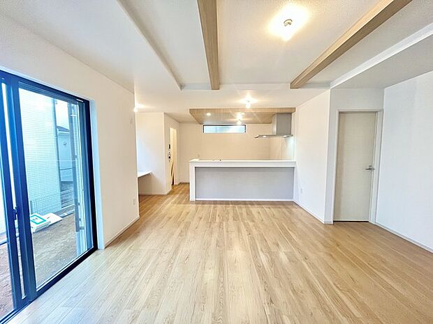 いつも家族の集まるリビングは広々とした20.3帖。通風・採光にも優れ、心安らぐ風と光がたえない空間。汎用性に富んだ居住スペースと、高揚感さえも与えてくれる住空間です。