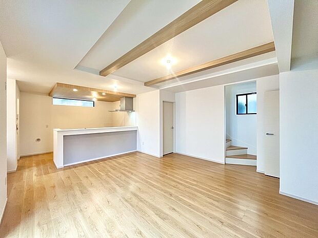 家族団欒のリビング。陽光差し込む食卓には家族の会話とスマイルが溢れます。いつまでもここで食卓を囲みたくなる、そう感じさせてくれるスペース。