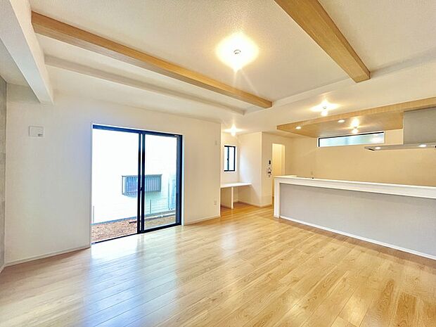 家族や友人、両親、親戚とこれから沢山の時間を紡ぐのだろう。そこを彩るのは窓から見える青い空、心地よい緑。そんなイメージが膨らむリビングスペース。