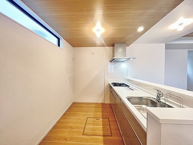 リビングにいる家族の顔が見渡せるカウンターキッチン。お料理もより一層おいしく、楽しく。食器棚を背面に設置しても十分な広さを確保しています。