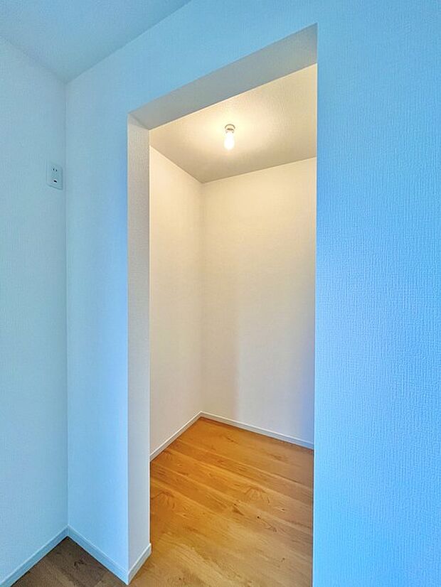 収納で悩む時間をなくしたい。家族の衣服が多くても頼もしいWIC(ウォークインクローゼット)