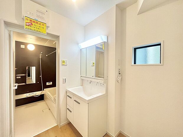 ゆとりの洗面スペースで朝の身支度もスムーズに行えます。
