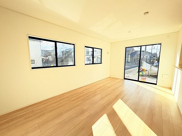 家族や友人、両親、親戚とこれから沢山の時間を紡ぐのだろう。そこを彩るのは窓から見える青い空、心地よい緑。そんなイメージが膨らむリビングスペース。 