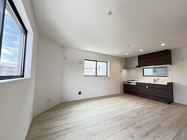 家族団欒のリビング。陽光差し込む食卓には家族の会話とスマイルが溢れます。いつまでもここで食卓を囲みたくなる、そう感じさせてくれるスペース。 