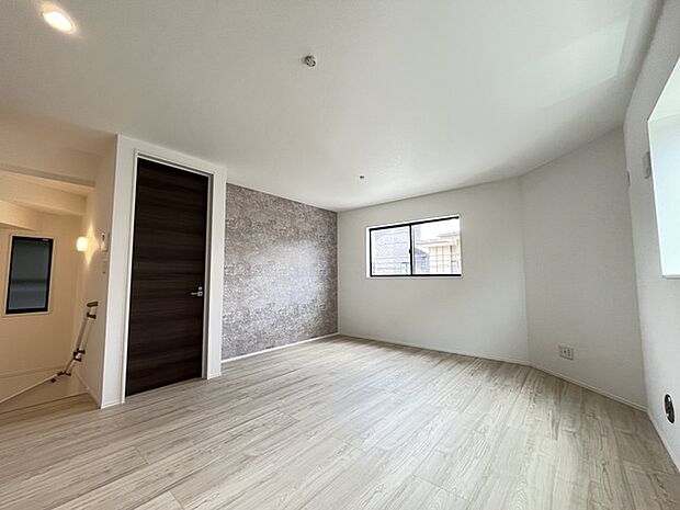 家族の集うリビングには色々な方向から光が差し込む設計に。家族のコミュニケーションが弾むスポットだから明るい雰囲気であってほしい。