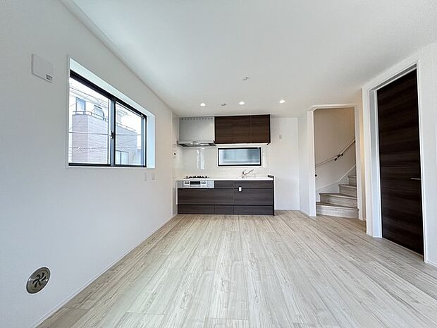 夕食の時間。家族、友人、両親、親戚との会話がより料理を美味しくしてくれる。あっという間に時間が過ぎてしまう居心地の良さは、普段はほっとする空間としてここにあります。