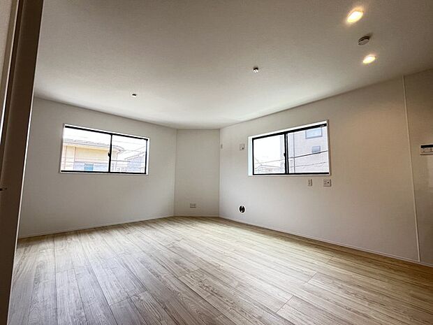 家族や友人、両親、親戚とこれから沢山の時間を紡ぐのだろう。そこを彩るのは窓から見える青い空、心地よい緑。そんなイメージが膨らむリビングスペース。 