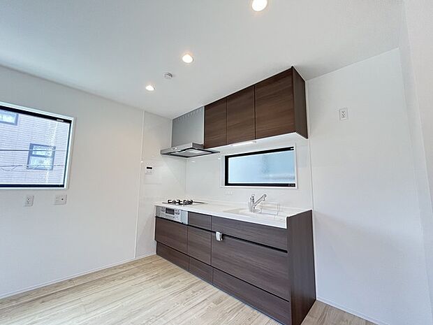壁付のキッチンは上部に収納が作りやすいのがメリット。空間を有効活用したすっきりとしたデザイン。 