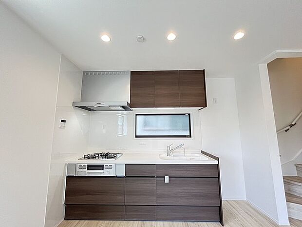 明るい光が降り注ぐ窓があるキッチンはお料理を作る時の気持ちもいつもより明るくなります。近くに窓があるので換気もしやすいですね。