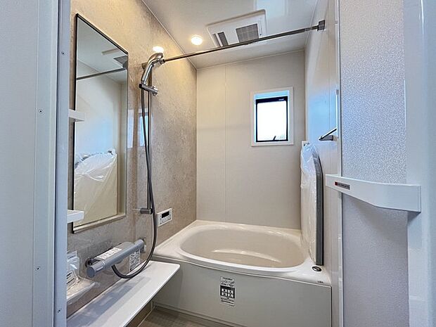 落ち着いた色味の浴室で1日の疲れをゆっくりと癒してください。