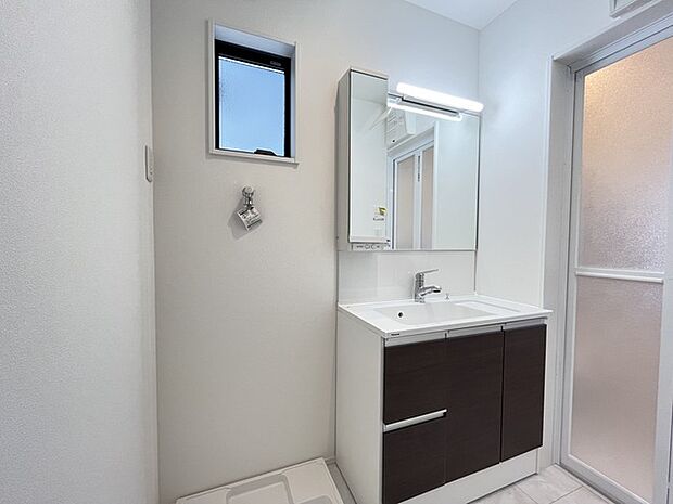 使い勝手の良い洗面台、窓があることで換気もしやすく清潔感のある空間を保てます。