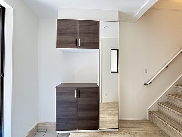 明るく開放的な玄関、靴の脱ぎ履きもしやすく、収納も豊富でご家族皆様の靴をスッキリ収納できます。 