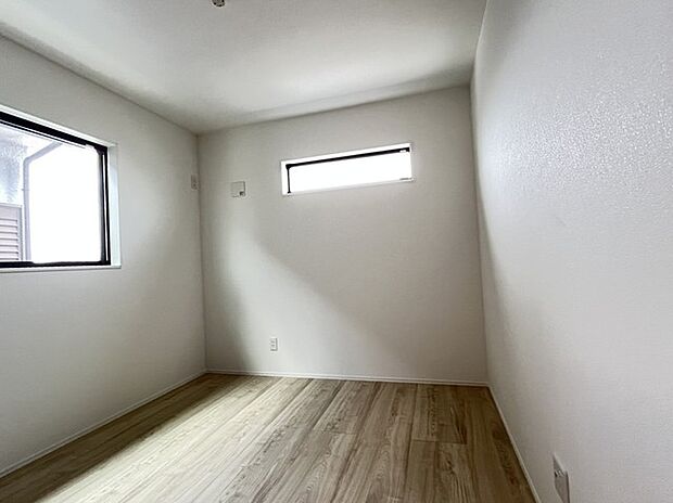 どんな家具にでも相性が良い清潔感ある白色調のクロスを採用。主張しすぎない配色、耐久性にも優れた床材は日々のメンテナンスも楽に、快適に過ごして頂けるよう考えられています。