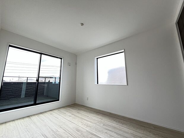 ゆとりの6帖ある寝室、陽光が入りやすく朝の目覚めも気持ち良く起こしてくれます。  