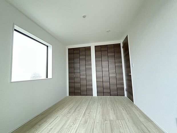 どんな家具にでも相性が良い清潔感ある白色調のクロスを採用。主張しすぎない配色、耐久性にも優れた床材は日々のメンテナンスも楽に、快適に過ごして頂けるよう考えられています。 