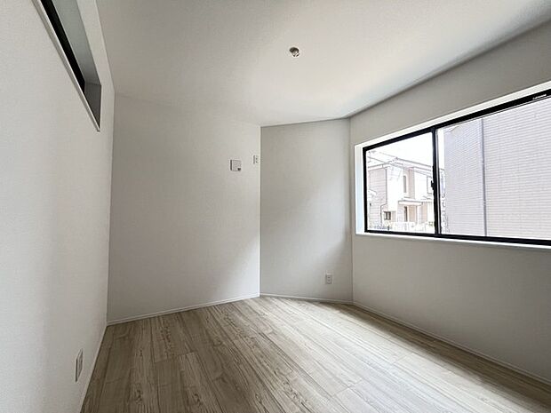 今からここを誰のお部屋にしようか、そんな洋室。大きさは5.1帖です。