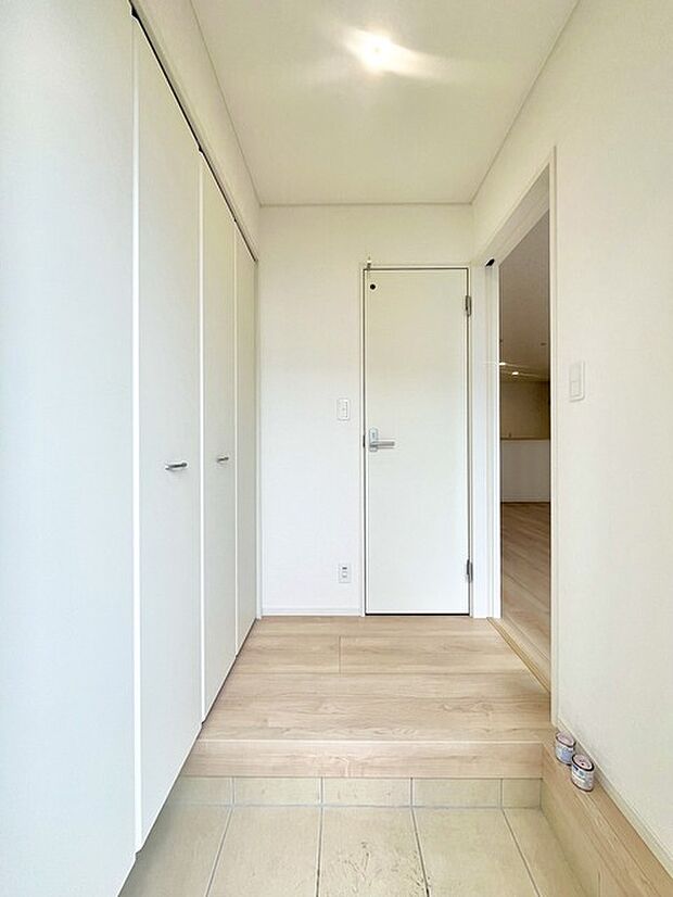 明るく開放的な玄関、靴の脱ぎ履きもしやすく、収納も豊富でご家族皆様の靴をスッキリ収納できます。 