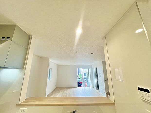 家族や友人、両親、親戚とこれから沢山の時間を紡ぐのだろう。そこを彩るのは窓から見える青い空、心地よい緑。そんなイメージが膨らむリビングスペース。 