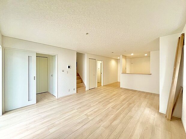 家族団欒のリビング。陽光差し込む食卓には家族の会話とスマイルが溢れます。いつまでもここで食卓を囲みたくなる、そう感じさせてくれるスペース。 