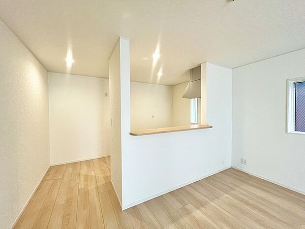 キッチンはオープンカフェスタイルだからリビングとの一体感はバッチリ。毎日のお料理時間も楽しくなりそうです。 