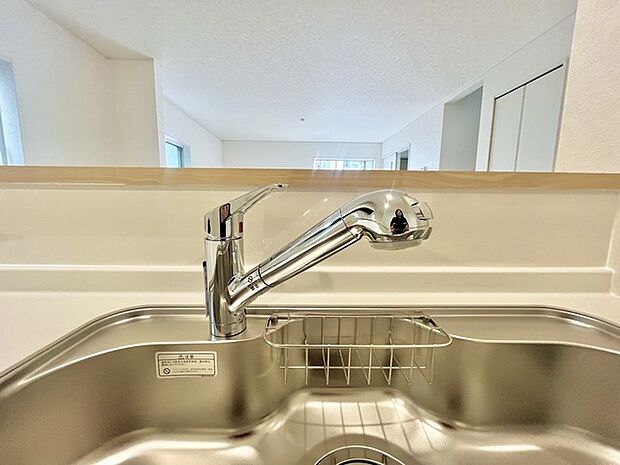 一杯の水も楽しめる浄水器があるシステムキッチン。 