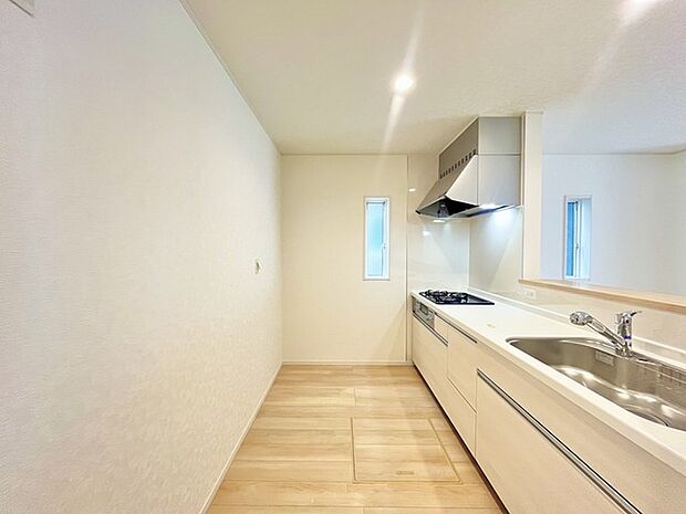 家族が一番集まる場所だから広々としつつも素敵な空間であって欲しい。皆がくつろぐリビングからキッチンまでが一つに繋がる空間。 