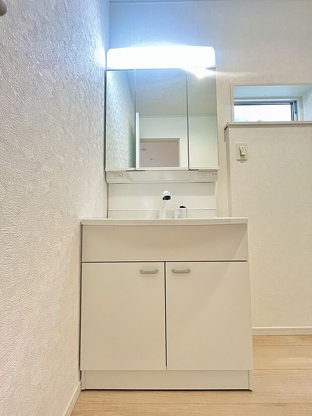 お出かけ前の身だしなみに一歩差がつく三面鏡。ミラー裏にはたっぷり収納もございます。 