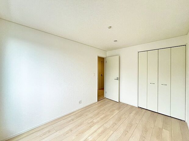 広々収納で、仕事着、普段着をまとめて収納できます。 