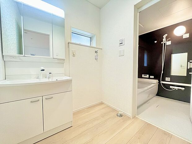 ゆとりの洗面スペースで朝の身支度もスムーズに行えます。 