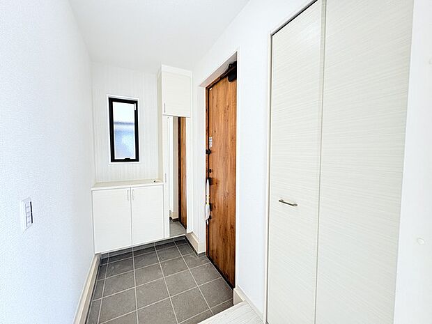 お宅の顔となる明るく開放的な玄関。ご家族皆様様の靴を収納できるスペースと全身鏡があり、お出掛け前に身だしなみチェックもできます。 