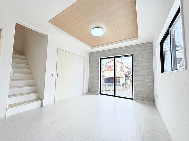 家族団欒のリビング。陽光差し込む食卓には家族の会話とスマイルが溢れます。いつまでもここで食卓を囲みたくなる、そう感じさせてくれるスペース。 