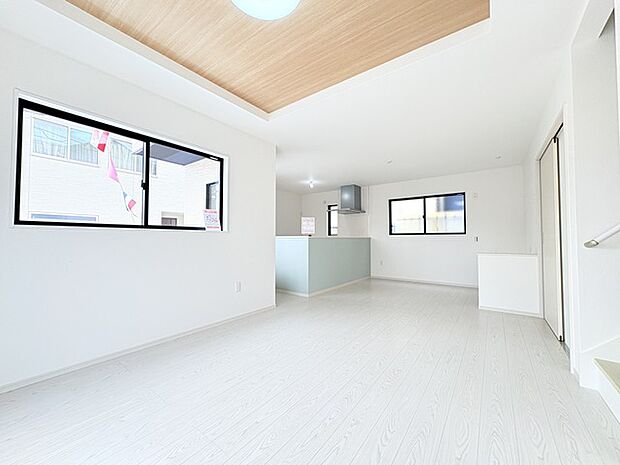 夕食の時間。家族、友人、両親、親戚との会話がより料理を美味しくしてくれる。あっという間に時間が過ぎてしまう居心地の良さは、普段はほっとする空間としてここにあります。 