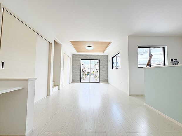 家族や友人、両親、親戚とこれから沢山の時間を紡ぐのだろう。そこを彩るのは窓から見える青い空、心地よい緑。そんなイメージが膨らむリビングスペース。 