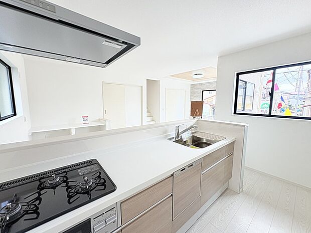 人工大理石を使用したシステムキッチン。永く傷つきにくく、お手入れもしやすい高機能性です。 