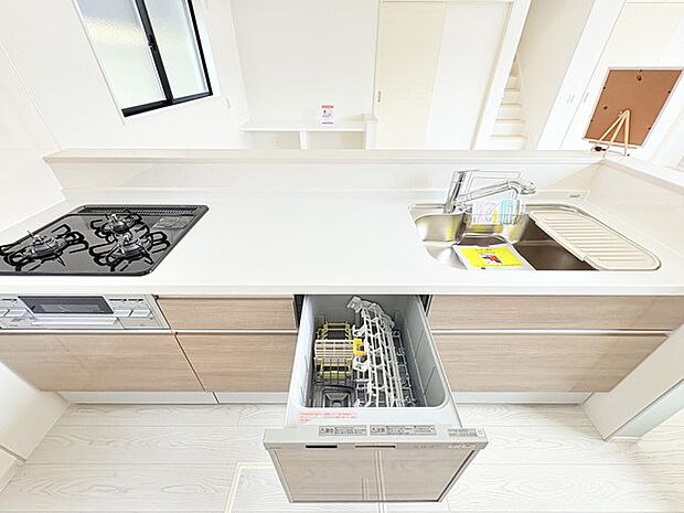時短に活躍する食器洗浄機や一杯の水も楽しめる浄水器があるシステムキッチン。 