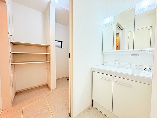 お出かけ前の身だしなみに一歩差がつく三面鏡。ミラー裏にはたっぷり収納もございます。 