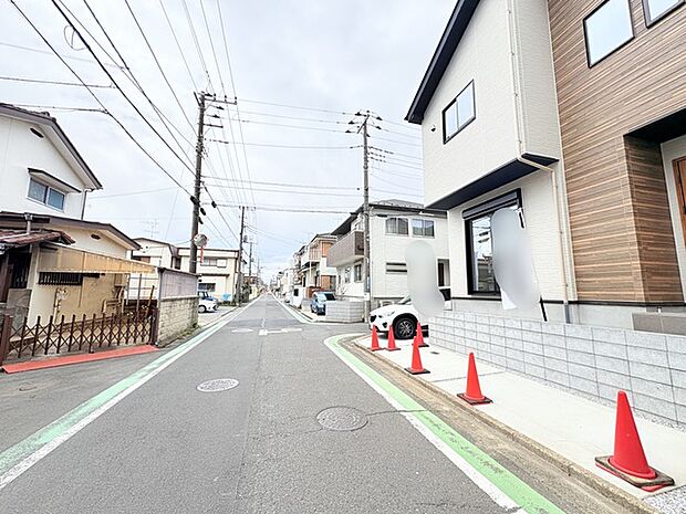 6m幅員の道路に面しておりお車の運転が苦手な方でも安心して出入りいただけます。 