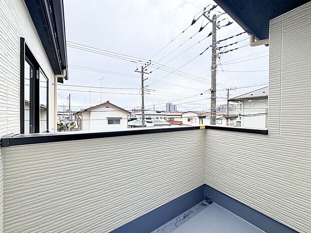 広めのバルコニーは風通しも良くお洗濯物もしっかりと干すことができます！ 