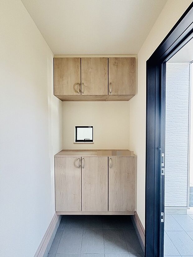 明るく開放的な玄関、靴の脱ぎ履きもしやすく、収納も豊富でご家族皆様の靴をスッキリ収納できます。 