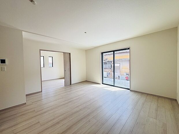 大きな開口部から明るい光が差し込むリビング。日中の室内の明るさがこの部屋の魅力です。 