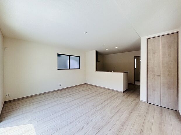 家族団欒のリビング。陽光差し込む食卓には家族の会話とスマイルが溢れます。いつまでもここで食卓を囲みたくなる、そう感じさせてくれるスペース。 