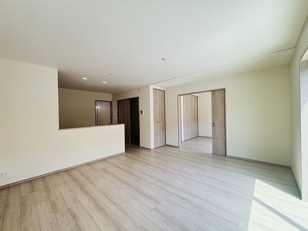 家族が一番集まる場所だから広々としつつも素敵な空間であって欲しい。皆がくつろぐリビングからキッチンまでが一つに繋がる空間。 