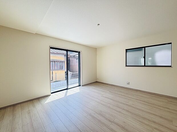 どんな家具にでも相性が良い清潔感ある白色調のクロスを採用。主張しすぎない配色、耐久性にも優れた床材は日々のメンテナンスも楽に、快適に過ごして頂けるよう考えられています。 