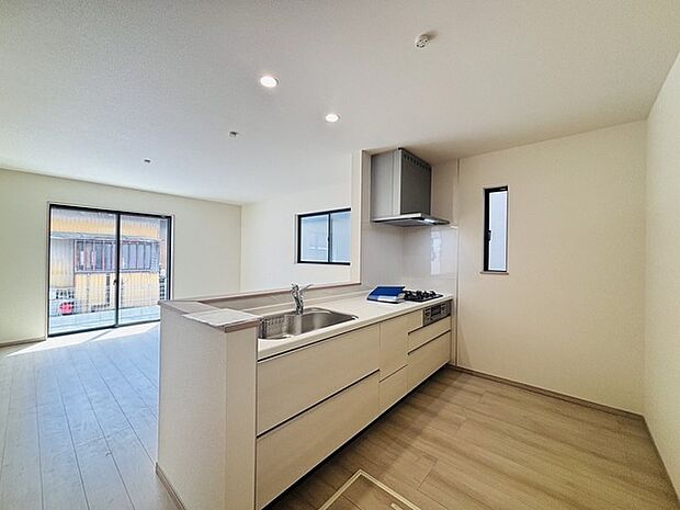 家族が一番集まる場所だから広々としつつも素敵な空間であって欲しい。皆がくつろぐリビングからキッチンまでが一つに繋がる空間。 