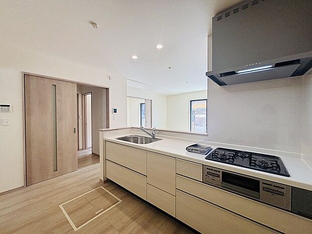 リビングにいる家族の顔が見渡せるカウンターキッチン。お料理もより一層おいしく、楽しく。食器棚を背面に設置しても十分な広さを確保しています。 