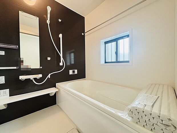 落ち着いた色味の浴室で1日の疲れをゆっくりと癒してください。 