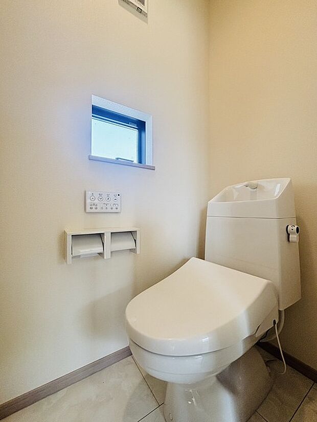 ウォシュレット機能付きのトイレ。換気のしやすい窓付きで、収納もあり実用性も兼ね備えた造り。 