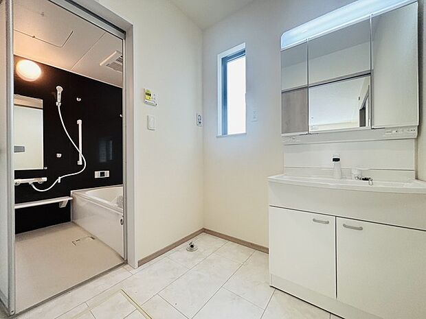 お出かけ前の身だしなみに一歩差がつく三面鏡。ミラー裏にはたっぷり収納もございます。 